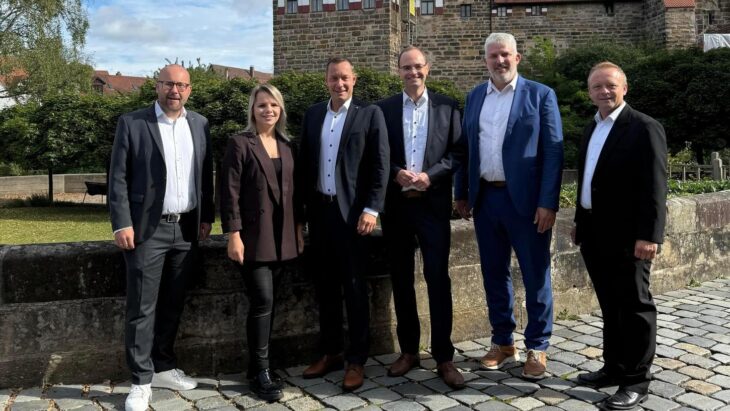 Landtagsabgeordneter und Stadtrat Felix Locke, Stadt- und Kreisrätin Julia Bürner und Landrat Armin Kroder (v. links) gratulieren zusammen mit Laufs Bürgermeister Thomas Lang sowie Stadtrat Frank Keller (rechts) dem Neuzugang Alexander Horlamus (Dritter von rechts).