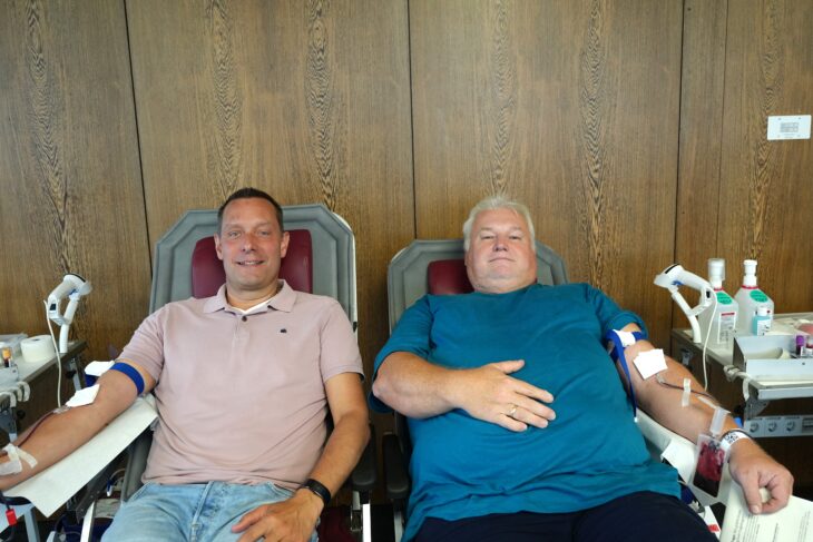 Zwei von rund 100 Freiwilligen: Landrat Armin Kroder und Jürgen Schönfelder (Mitarbeiter der Abteilung Jugend, Familie und Soziales).