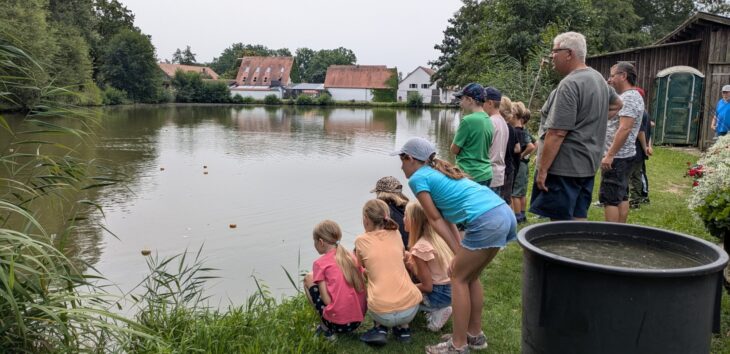 Leinburg – Ob Fledermäuse, Steckenpferde oder doch lieber eine Quellensuche rund ums Weißenbrunner Bad, Minigolf bei Schwarzlicht, Müllsammeln als Clean-up-Hero oder Action bei der Feuerwehr, bei den Schützen, den Fischern und im Kanu auf der Altmühl: Für Jungen und Mädchen in Leinburg war im August und September einiges geboten. 
Das Ferienprogramm für Kinder zwischen sechs und 14 Jahren ist seit vielen Jahrzehnten ein festes und beliebtes Angebot im Veranstaltungskalender der Gemeinde Leinburg. Knapp 100 Kinder nahmen in diesem Jahr an den insgesamt 14 Kursen und Ausflügen teil. 
Organisiert wird das Ferienprogramm seit über 30 Jahren von Rathaus-Mitarbeiterin Beate Längle zusammen mit Freiwilligen aus den Vereinen und Organisationen in der Gemeinde. „Diesen Ehrenamtlichen, die sich ebenso wie unsere Rathaus-Mitarbeiterin Beate Längle auch immer wieder Neues einfallen lassen, gebührt ein großes Lob. Ohne sie könnten wir als Gemeinde ein solch abwechslungsreiches Programm nicht auf die Beine stellen“, so Leinburgs Erster Bürgermeister Thomas Kraußer. 
Charakteristisch für das Leinburger Ferienprogramm ist die Mischung aus Sport, Action, einem größeren Ausflug mit Busfahrt und Kreativ-Kursen. „Manche Angebote sind auch nach vielen Jahren immer noch sehr gefragt, andere verändern sich mit der Zeit“, sagt Beate Längle laut einer Pressemitteilung der Gemeinde Leinburg.
Zum Beispiel werden gerne neue Sporttrends im Ferienprogramm von den Vereinen angeboten. „Bei den Kreativ-Workshops gehen wir mit der Zeit, war früher eher Töpfern oder Glaskunst angesagt, ist derzeit Perlenbasteln und Gießkeramik sehr beliebt“, erklärt Längle. 
Erfolgreiche Umstellung
Die größte Neuerung beim Leinburger Ferienprogramm war vor einigen Jahren die erfolgreiche Umstellung auf ein benutzerfreundliches Online-Anmeldetool. Lange Schlangen vor dem Rathaus zum Anmeldetermin gehören seitdem der Vergangenheit an, und Beate Längle kann so die Eltern über die Schule auch besser auf das Programm aufmerksam machen und freie Plätze können sofort gebucht werden.