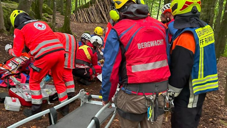 Eine Frau aus München war am 30. August 2025 mit ihrem Freund beim Klettern bei Krottensee und stürzte ab. Der Grund wird hierfür nun genau ermittelt.