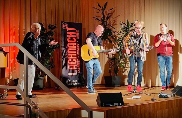 Am Ende stehen alle gemeinsam auf der Bühne des Kulturtreffs (von links): Claudia Bill, Michael Dietmayr, Axel Bauer und Jörg Kaiser.