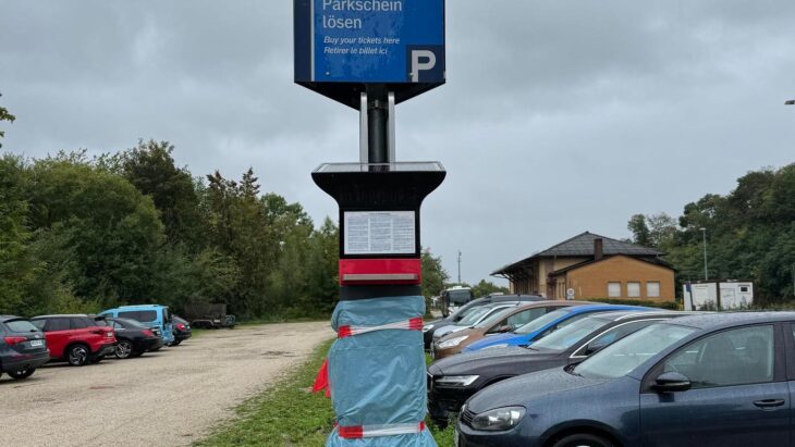 Die Parkscheinautomaten am rechten Bahngelände sind abgeklebt; solange die Strecke ins obere Pegnitztal gesperrt ist, kann man hier kostenlos parken.