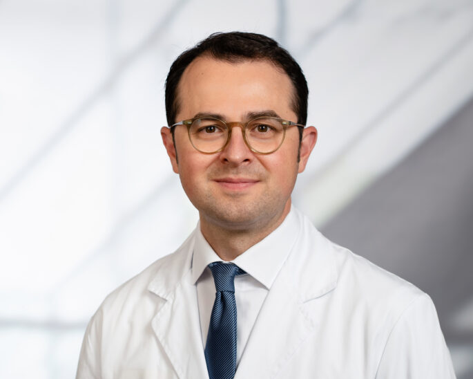 Privatdozent Dr. Jörg Arnholdt, Chefarzt des Zentrums für Orthopädie und Unfallchirurgie am Standort Lauf, lädt am 30. September 2025 im Krankenhaus Altdorf zum Gesundheitsgespräch.