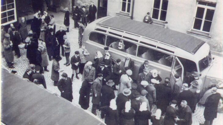Ein grauer Bus holte 1941 Menschen mit Behinderung in Neuendettelsau ab.