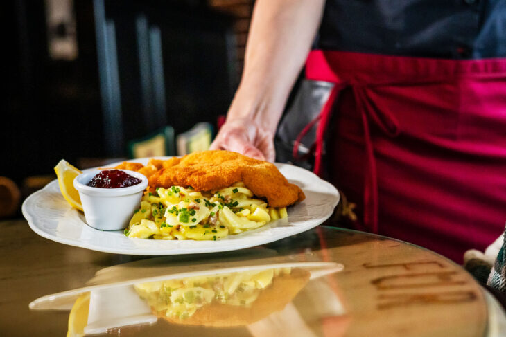 Gaststätten und
Restaurants im Nürnberger Land werden ihre
Preise auf den Speisekarten nicht senken. Davon
geht die Gastro-Gewerkschaft NGG Nürnberg-Fürth
aus. Gäste sollten trotzdem nachfragen, was mit
den 12 Prozent passiert, um die die
Bundesregierung die Mehrwertsteuer für die Gastronomie ab dem 1. Januar senken will.