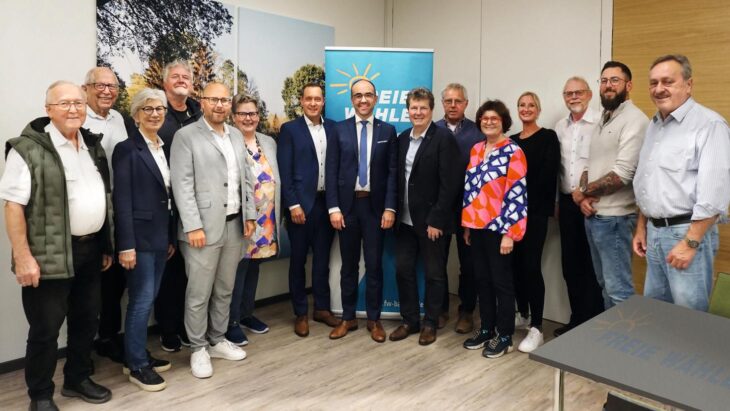 Das Team der Freien Wähler Schwarzenbruck für die Wahl 2026. In der Mitte Bürgermeister Markus Holzammer, der erneut kandidieren wird.