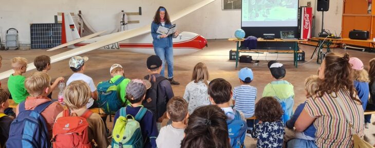 Die jüngeren Kinder lauschten im Hangar gebannt der lebhaft vorgetragenen Lesung von Judith Spörl im Rahmen des Ferienprogramms, das die Segelflieger angeboten haben.