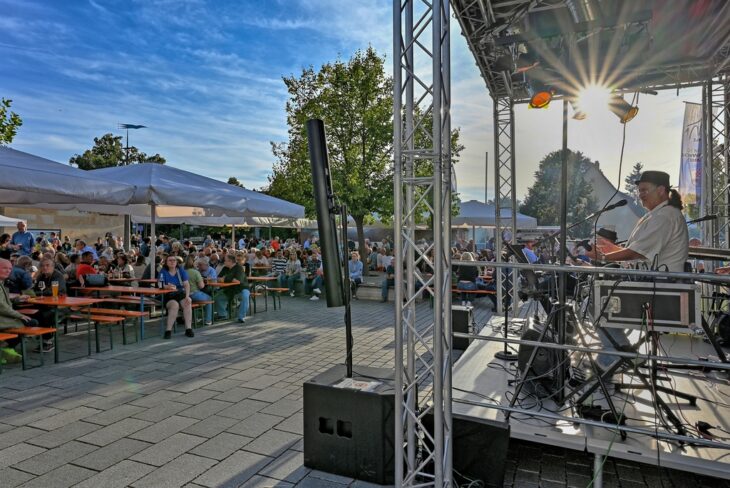 Mondscheinmarkt bei strahlendem Sonnenschein. Auf der Bühne stand die Mirage Band aus Nürnberg, im Publikum waren Gäste aus Ungarn.