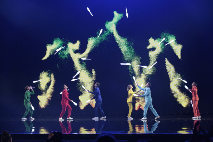 Jonglissimo während dem 27 Keulen Finale im America's Got Talent Viertelfinale. Von links: Julian Kloos, Manuel Mitasch, Moritz Rosner, Luca Pferdmenges, Daniel Ledel und Julius Preu.