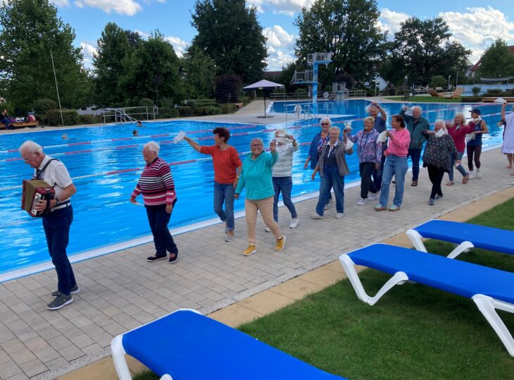 Beim gemeinsamen Zug rund um die Schwimmbecken wurde die Gruppe von Günter Prosch am Akkordeon musikalisch unterstützt