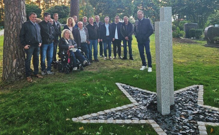 An den Stelen können Eltern kleine Sterne anbringen lassen - in Erinnerung an ihre verstorbenen Kinder.