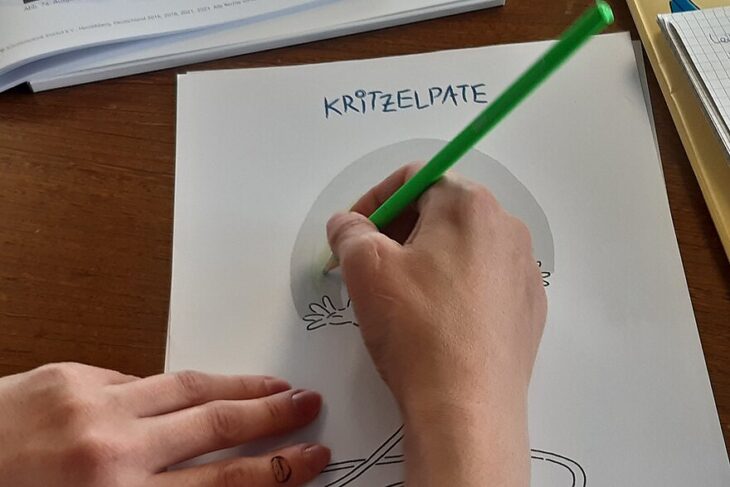 Vermitteln spielerisch Themen wie Stifthaltung und feinmotorische Fähigkeiten: die Kritzelpaten im Nürnberger Land. (Symbolbild)