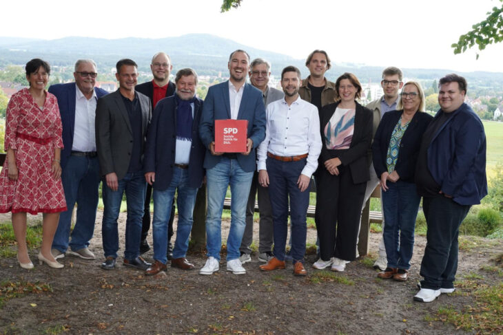 Von links: Martina Baumann, Bruno Schmidt, Jörg Fritsch, André Groll, Joachim Wartha, David Geitner (Mitte, mit Würfel), Erich Dannhäuser, Daniel Illauer, Steven Himmelseher, Elena Pechar, Maximilian Wölfel, Kathrin Winkler und Jan Plobner.