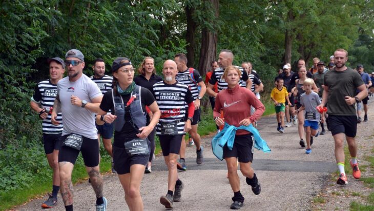 Hier ist noch ein großes Läuferfeld nach dem Rundenstart am Heuchlinger Sportplatz zusammen. Mit zunehmender Dauer des Wettbewerbs lichteten sich dann die Reihen Reihen, wobei immerhin 28 Läufer die 100-km-Marke übertrafen.