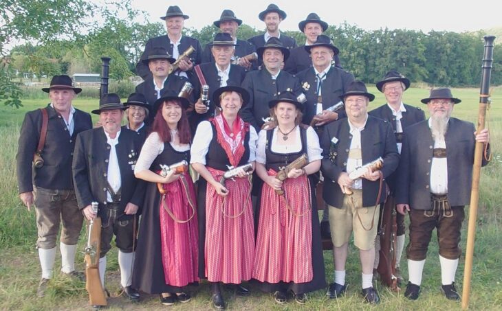 Die Böllerschützen sind seit den 80er Jahren Teil von Tell Leinburg und feierten ihren runden Geburtstag standesgemäß mit acht donnernden Salven.