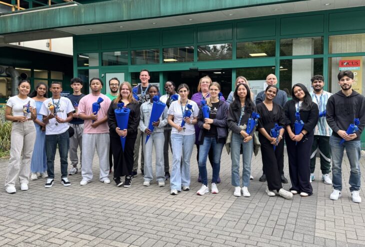 Auch wenn nicht alle auf das Foto wollten: 32 neue Auszubildende und FSJler starten am Krankenhaus Rummelsberg ihre berufliche Zukunft.