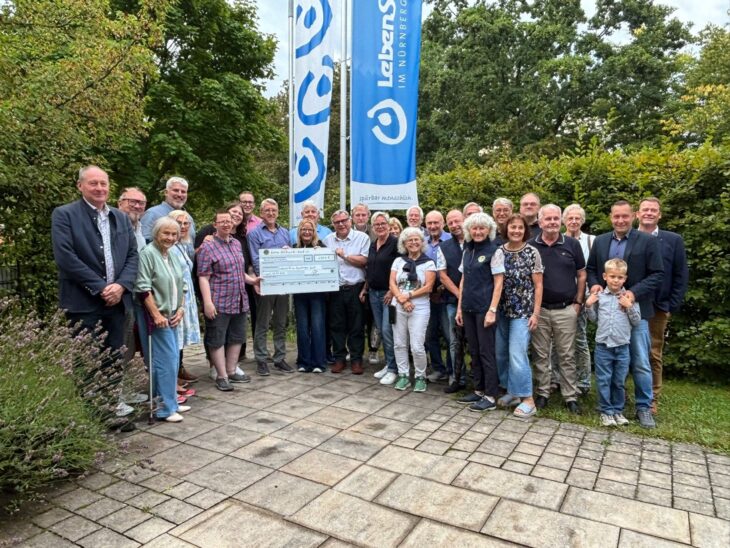 in Erinnerung an Norbert Scheckenhofer hat der Lions-Club Lauf 2050 Euro an die Stiftung Lebenshilfe Nürnberger Land gespendet.