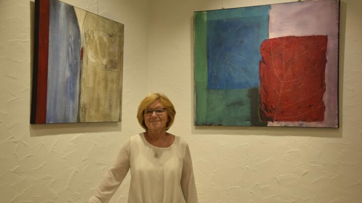 Brigitte Danner bei einer Ausstellung im Schwarzenbrucker Rathaus in 2022.