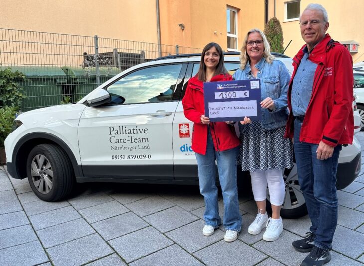 Unser Bild zeigt Friederike Hofmann (Koordinatorin im Palliative Care Team), Gabi Titus und Dr. Wolfram Gröschel (ärztlicher Leiter im Palliative Care Team).