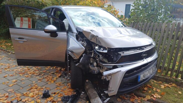 Mit ihrem Opel prallte die 72-Jährige gegen eine Straßenlaterne.