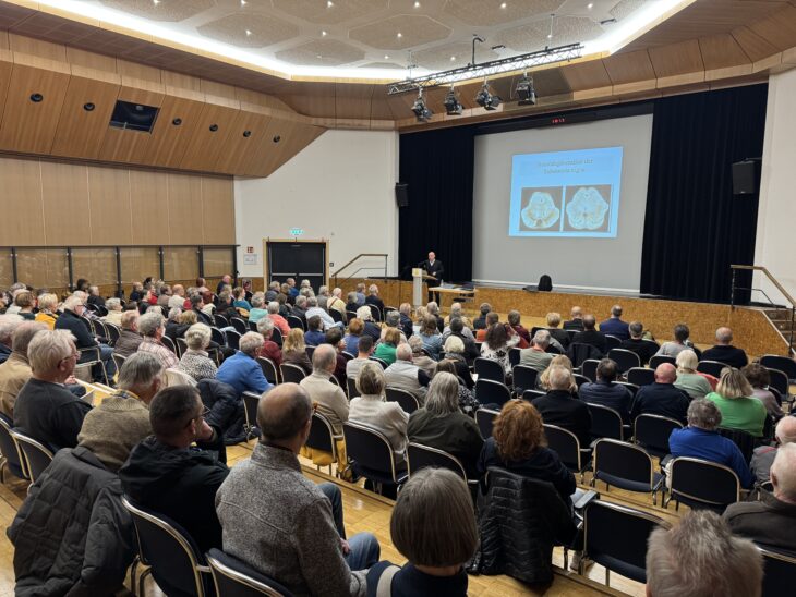 Voller Saal beim Parkinson-Symposium in der Reichswaldhalle: Rund 190 Gäste folgten der Einladung von Chefarzt PD Dr. Martin Winterholler aus dem Krankenhaus Rummelsberg.