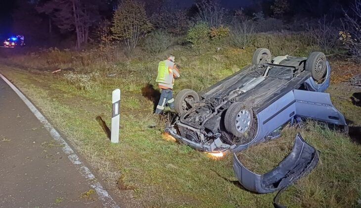 Der Wagen des 34-Jährigen blieb auf dem Dach liegen. Drei Insassen kamen unverletzt davon.