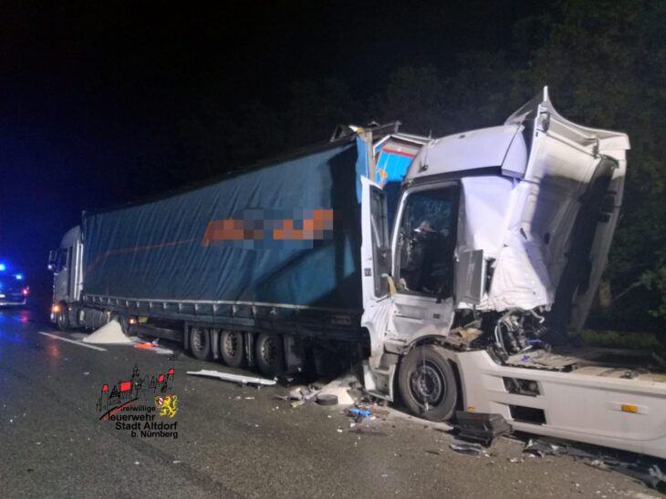 Beide Lkw wurden bei dem Unfall stark beschädigt und waren nicht mehr fahrbereit.