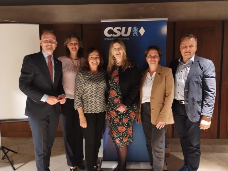 Das Foto zeigt (von links) einen Teil der Gäste des Abends: Peter Daniel Forster, Kreisbäuerin Marion Fischer, Marlene Mortler, Tanja Riedel, Marion Trisl, Gabi Commertz und Klaus Falk.