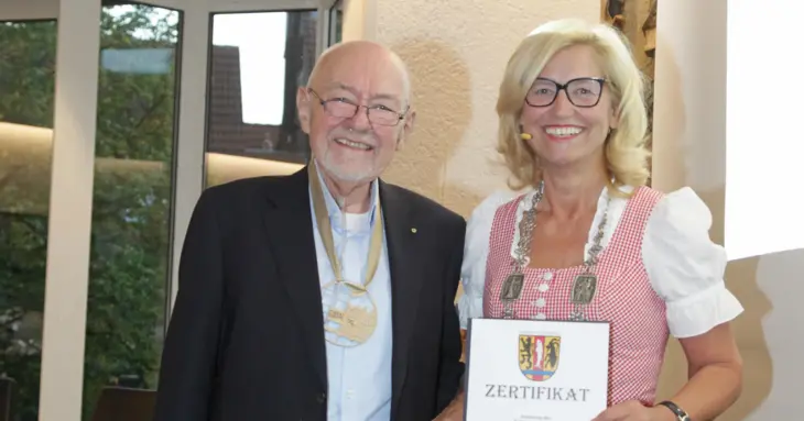 Den „Eckentaler“ hat er schon umgehängt: Kunstsammler Bernhard Jackel wurde von Bürgermeisterin Ilse Dölle ausgezeichnet.