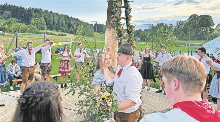 Das neue Oberkirwapaar beim Ehrentanz.