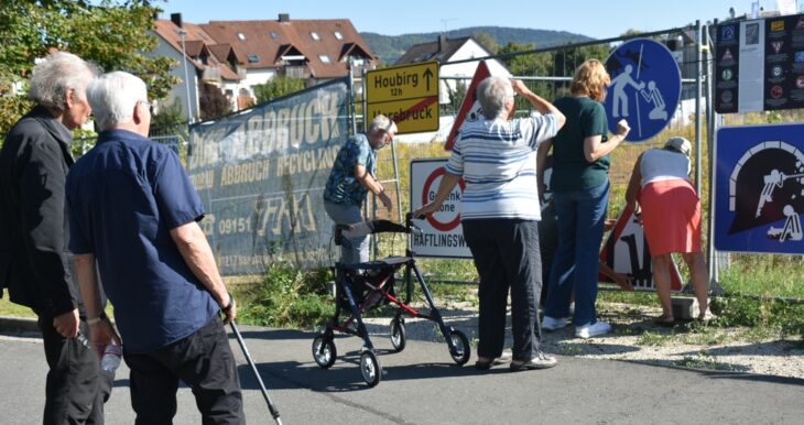 Der Verein Dokumentationsstätte KZ Hersbruck hat am ehemaligen KZ-Gelände zwischen Therme und Finanzamt Werke aufgehängt, die im Rahmen eines Kunstwettbewerbs 2022 entstanden sind.
