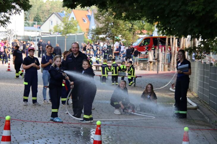 Nasse und lehrreiche Gaudi bei der Abnahme der Kinderflamme in Schwarzenbruck.