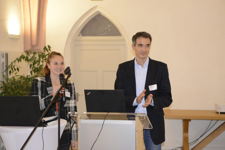 Dr. Mirjam Pekar-Milicevic von der Wirtschaftsförderung der Stadt Lauf mit dem Hauptredner der Veranstaltung, Prof. Stefan May von der TH Nürnberg.