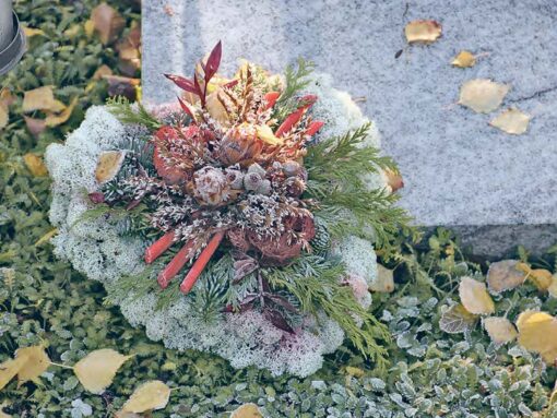 Viele Menschen nutzen die Totengedenktage, um die Gräber ihrer Liebsten besonders festlich schmücken zu lassen. Foto: AdobeStock_#302952286