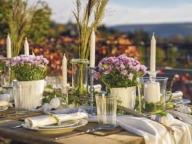 Chrysanthemen und Heide sind ein vielseitiger herbstlicher Schmuck. Foto: Carola Thieme