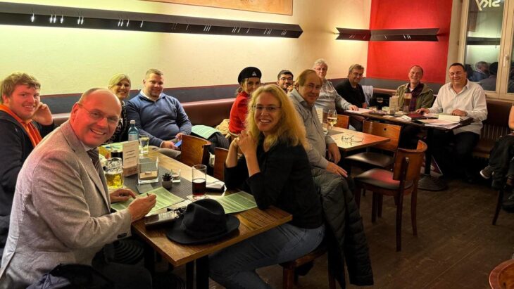 Thomas Dietz (rechts) führt die Liste der FW/UNA in Altdorf für die Kommunalwahl im März an. Neben alten Bekannten finden sich auch etliche neue Gesichter unter den Kandidatinnen und Kandidaten.