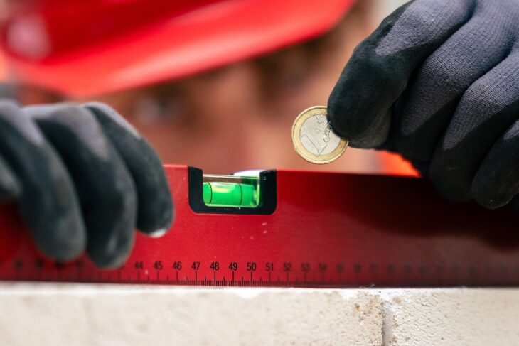 Azubis müssen auf jeden Euro achten. Und damit es beim Geld in der Ausbildung keine
Schieflage gibt, unterstützt die Arbeitsagentur Azubis, die weit weg von den Eltern in der
eigenen Wohnung wohnen.