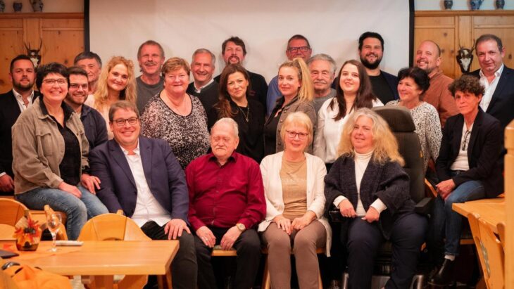 Die Kandidatinnen und Kandidaten der Freien Wähler Burgthann für die Kommunalwahl 2026. Bürgermeisterkandidat ist erneut Björn Reese (vordere Reihe, 2. von links).