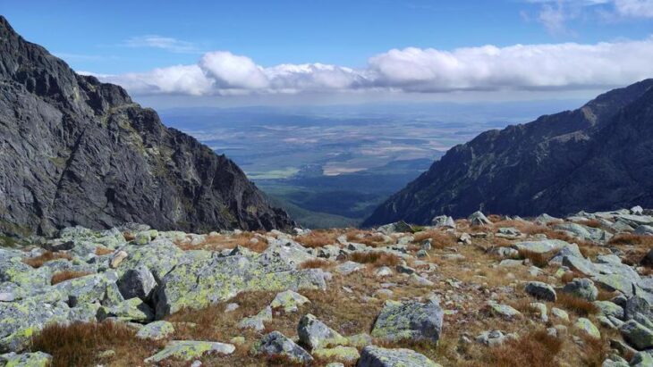 Bei herrlichem Wetter schweift der Blick hinab ins Tal - und Kilometer weit in die Ferne.