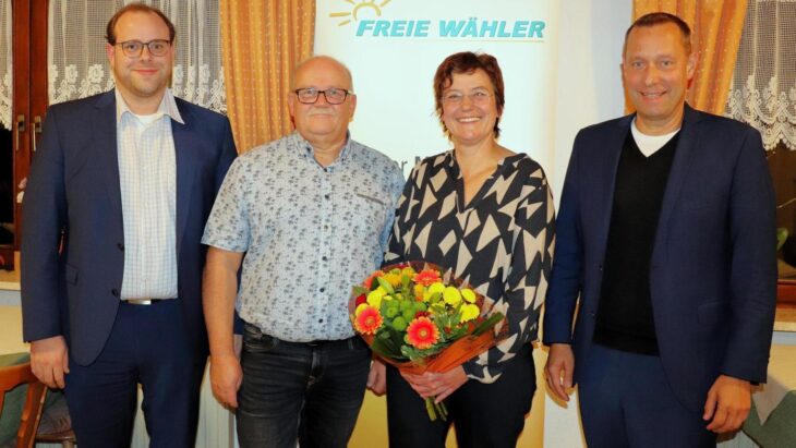 Das Bild zeigt Dominik Gentsch, FW-Orts- und Fraktionsvorsitzender, Roland John, Gemeinderat und FW-Kreistagskandidat, Xenia Küster, FW-Bürgermeister- und Kreistagskandidatin, sowie Armin Kroder, Landrat (von links).