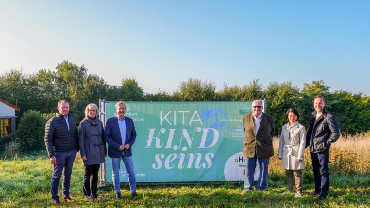 Das Bild zeigt (von links) Architekten und Planer Reinhard Graf, Sabine Maul, Fachbereichsleitung Bau Stadt Hersbruck, Bürgermeister Robert Ilg, ASB-Vorsitzenden Bruno Schmidt, Birgit Meister, Fachbereichsleitung Hauptamt der Stadt Hersbruck und ASB-Geschäftsführer Tino Städtler.