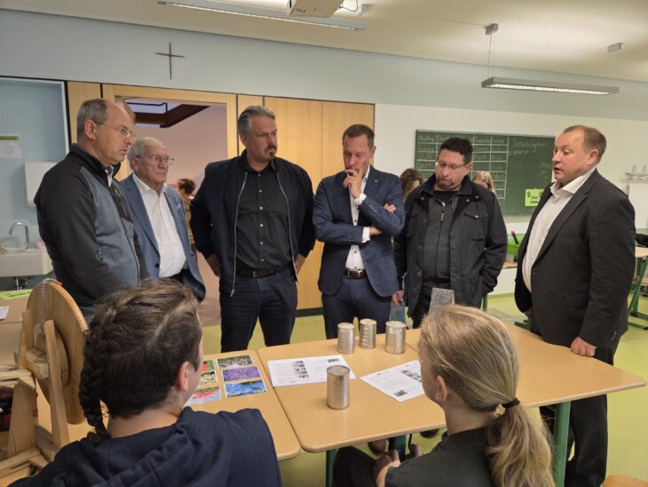 Ein Foto von der Eröffnung der ersten Nachhaltigkeitswoche in der Feuchter Realschule.