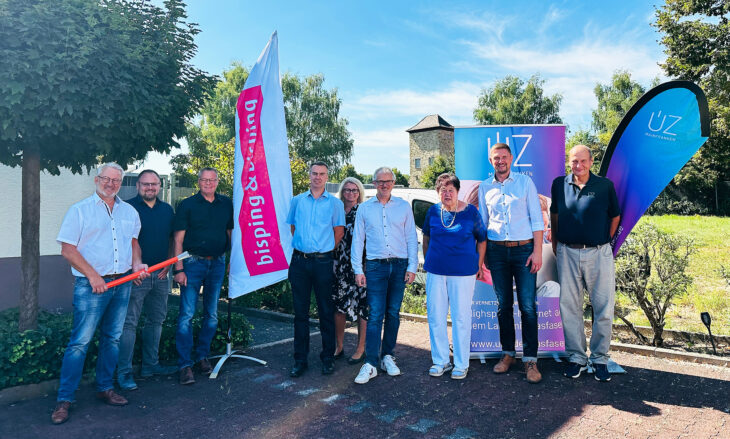 Von links: Klaus Schenk, Erster Bürgermeister der Gemeinde Donnersdorf
Michael Niklaus, Geschäftsleitung der Gemeinde Grettstadt
Jürgen Geist, Zweiter Bürgermeister der Gemeinde Schonungen
Michael Reus, Leiter Amt für Digitalisierung, Breitband und Vermessung in Schweinfurt
Susi Bisping, Kommunikation & Marktentwicklung, bisping & bisping
Johannes Bisping, Geschäftsführung bisping & bisping und FPS
Edeltraud Fähr, Vertreterin der Erben
Jens Machnow, Erster Bürgermeister der Gemeinde Grettstadt
Gerd Düll, Vorstandsvorsitzender der ÜZ Mainfranken eG.