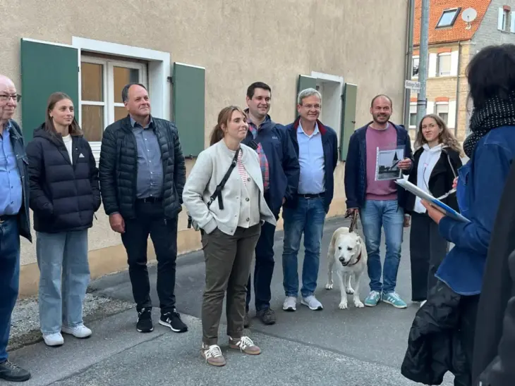 Fraktionsvorsitzender Jürgen Amann (3. von links), Vorsitzender Marco Schnellinger (5. von links) und Bürgermeister Robert Ilg (6. von links) bei der Führung.