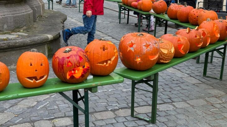 Bei der Hersbrucker Kürbismeile sind der Kreativität beim Schnitzen keine Grenzen gesetzt.
