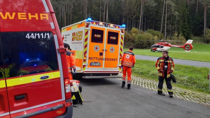 ASB- und BRK-Rettungswagenbesatzungen aus Velden und Auerbach kümmerten sich um die verletzten Kletterer. Der Rettungshubschrauber der DRF brachte den Notarzt.
