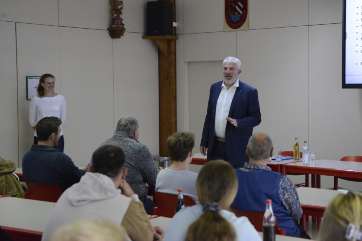 Bürgermeister Thomas Lang bei der Begrüßung der neuen Mitarbeiter.