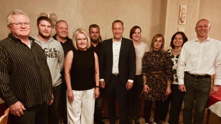 Das Bild zeigt (v. links): Ernst Maul, Jonas Senft, Thomas Sebald, Bürgermeisterin Yvonne Geldner-Lauth, Moritz Loos, Landrat Armin Kroder, Theresa Maiß, Barbara Pietzsch, Regina Mertel, Michael Ötterich. Nicht anwesend waren Stefan Kurzer und Daniel Müller.
