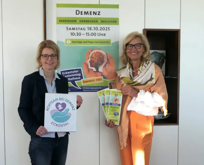 Koordinatorin Sylvia Steinbach und die Erste Bürgermeisterin Ilse Dölle setzen sich für die „demenzsensible Kommune“ Eckental ein.