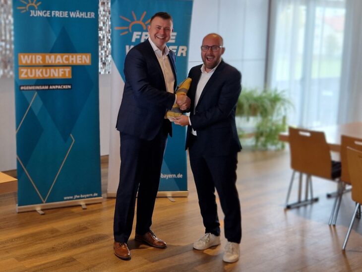 Steffen Schmidt (links), der ehemalige Bezirksvorsitzende und Felix Locke, der neu gewählte Bezirksvorsitzende der Freien Wähler Mittelfranken.